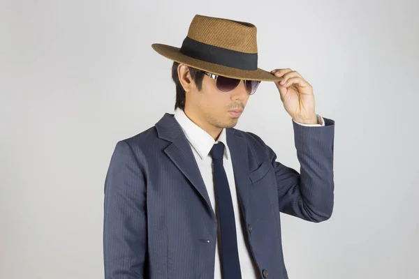 Молодой азиатский портретист-бизнесмен в синем костюме носит солнцезащитные очки — стоковое фото