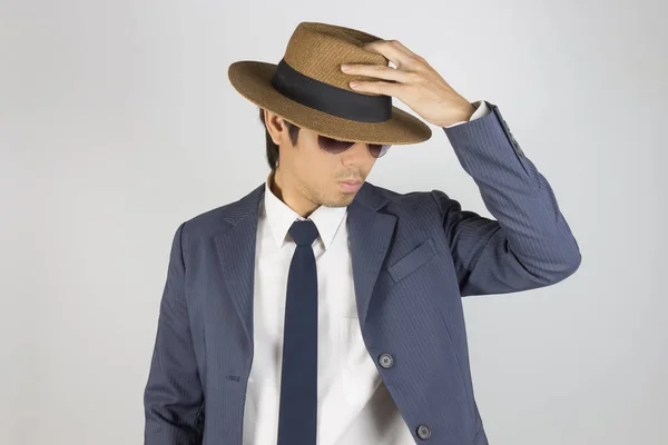 Joven retrato asiático Empresario en traje azul marino Use gafas de sol — Foto de Stock
