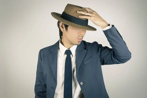 Joven retrato asiático Empresario Toque sombrero y mirar abajo en Vin — Foto de Stock