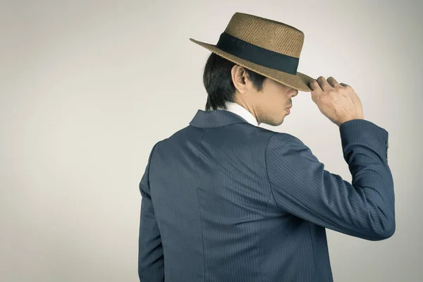 Joven retrato asiático Empresario Touch Hat en la espalda Ver en Vinta — Foto de Stock