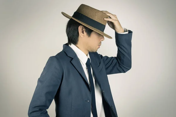 Joven retrato asiático hombre de negocios Touch Hat at Side View en Vinta —  Fotos de Stock