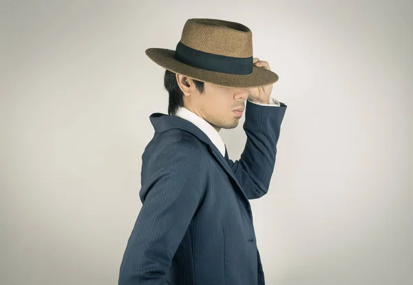 Młody azjatycki portret biznesmen Touch Hat Brim w Side View w — Zdjęcie stockowe