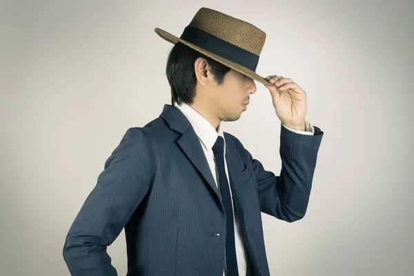 Joven asiático retrato hombre de negocios toque sombrero ala en vista lateral en — Foto de Stock