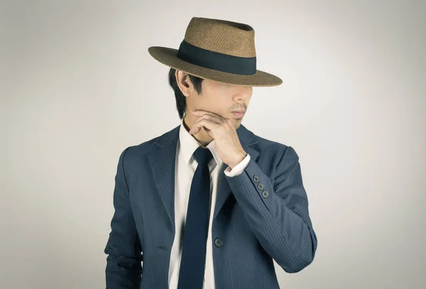 Joven asiático retrato hombre de negocios desgaste sombrero y tacto barbilla Pose in — Foto de Stock