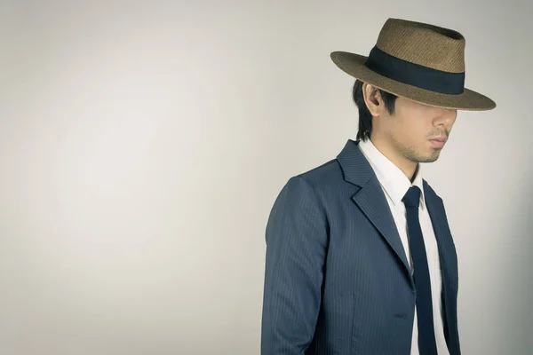 Joven asiático retrato hombre de negocios desgaste sombrero en derecho marco vintage — Foto de Stock