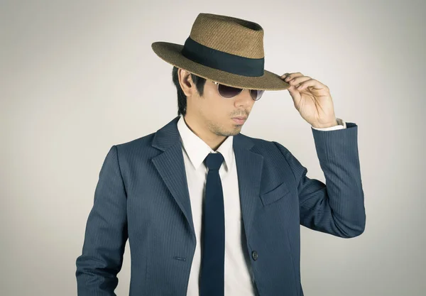 Joven retrato asiático Empresario usar gafas de sol y sombrero en Fron — Foto de Stock