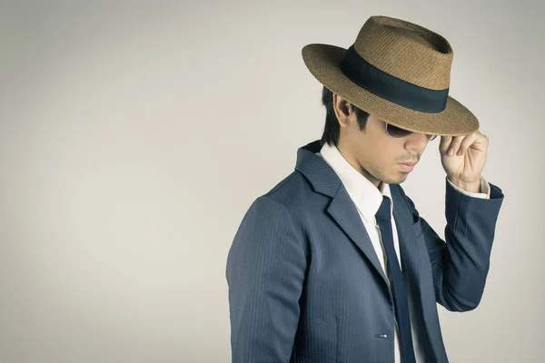 Joven retrato asiático Empresario Usar gafas de sol y sombrero en Righ — Foto de Stock