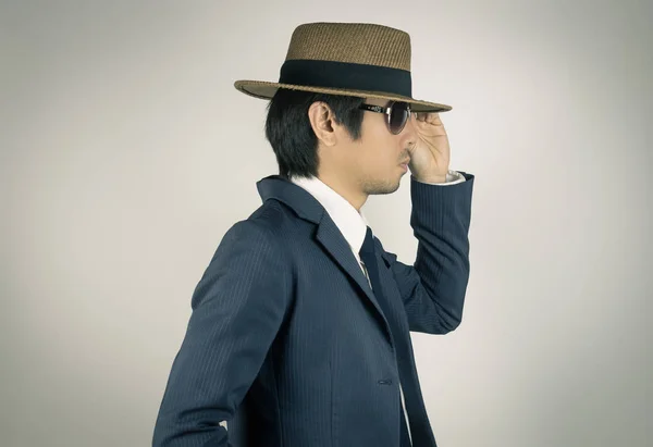 Joven retrato asiático Empresario usar gafas de sol y sombrero a un lado —  Fotos de Stock