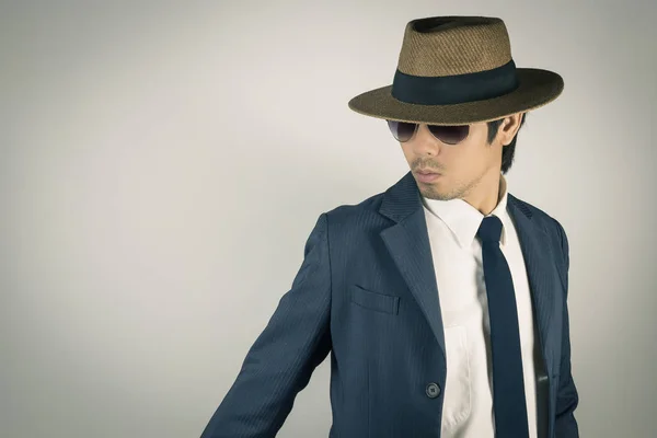 Молодой азиатский портрет бизнесмен носит солнцезащитные очки и шляпу в свою очередь — стоковое фото