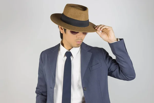 Joven retrato asiático Empresario usar gafas de sol y sombrero táctil B — Foto de Stock