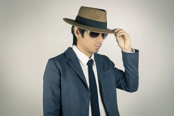 Joven retrato asiático Empresario usar gafas de sol y sombrero táctil B — Foto de Stock