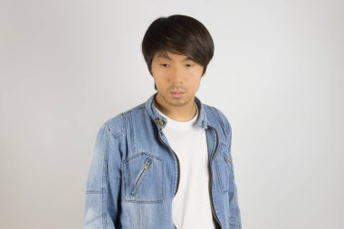 Genç Asya Man Jeans veya Denim Ceket Ön Aşağıda Bakıyor 