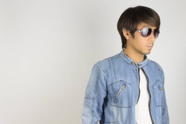 Genç Asya Man Jeans veya Denim Ceket Giyim Güneş Gözlüğü Righ at