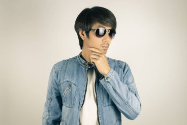 Genç Adam Jeans veya Denim Ceket Giyim Güneş Gözlüğü ve Touch Chi