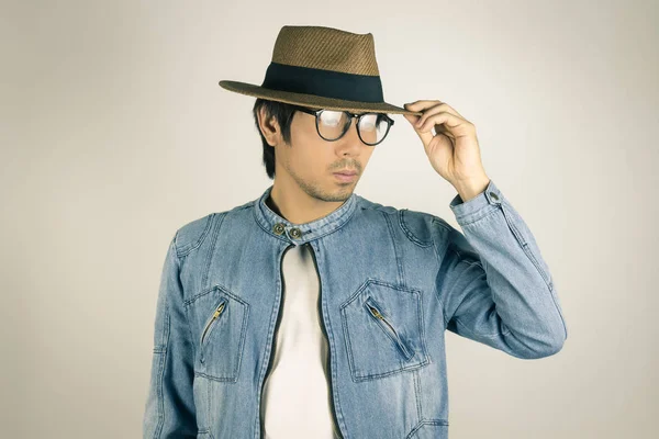 Ung asiatisk man i jeans eller denim jacka slitage glasögon och tou — Stockfoto
