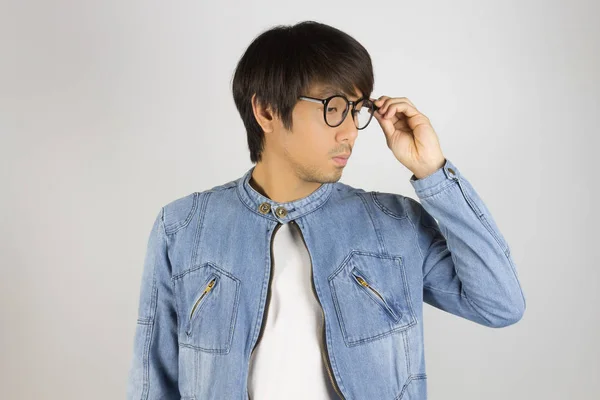 Ung asiatisk man i jeans eller denim jacka slitage glasögon — Stockfoto