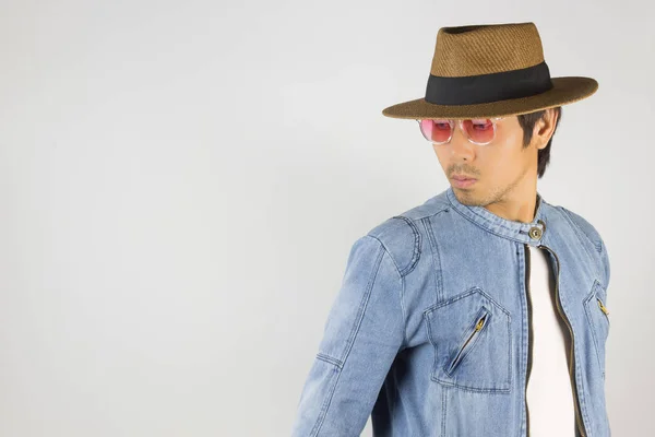 Joven asiático hombre en pantalones vaqueros o chaqueta de mezclilla usar gafas rojas y Ha — Foto de Stock