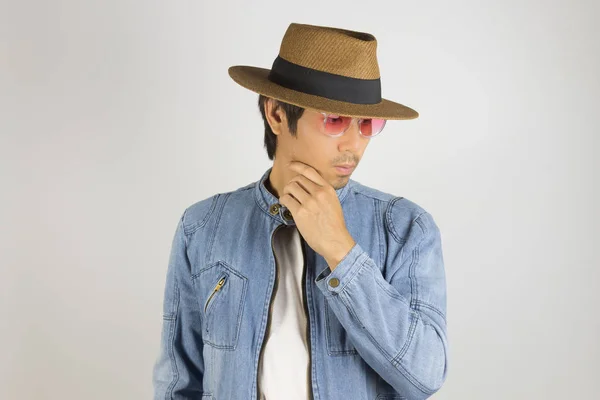 Jovem ásia homem no jeans ou jeans jaqueta desgaste vermelho óculos e ha — Fotografia de Stock