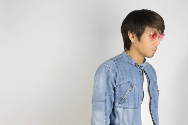 Ung asiatisk man i jeans eller denim jacka bära röda glasögon på Rig — Stockfoto