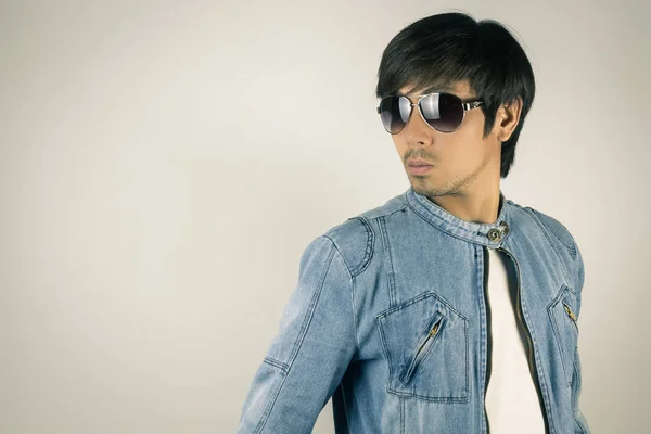 Ung asiatisk man i jeans eller denim jacka bära solglasögon i sin tur — Stockfoto