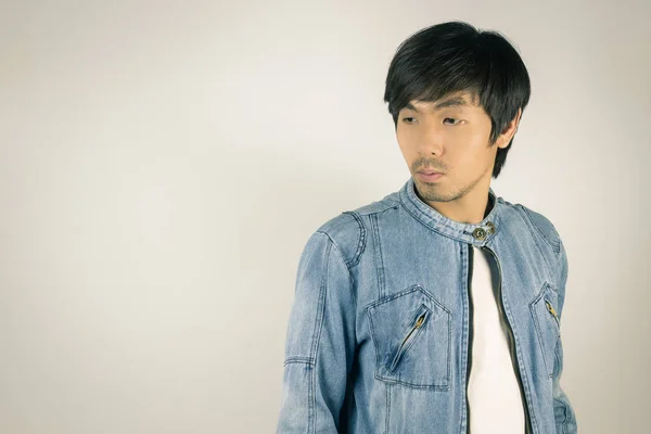 Ung asiatisk man i jeans eller jeansjacka på höger ram i Vinta — Stockfoto