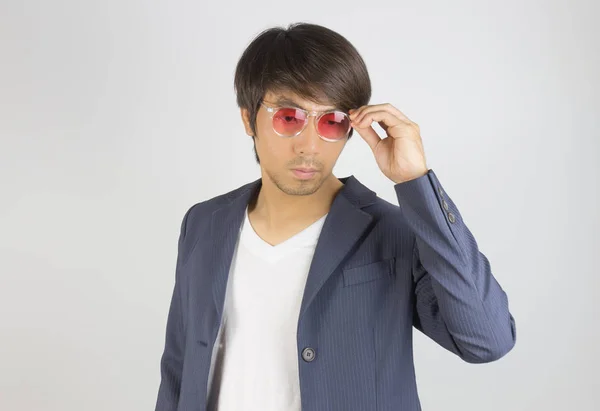 Porträtt asiatiska Casual Businessman i kostym berörande röda glasögon — Stockfoto