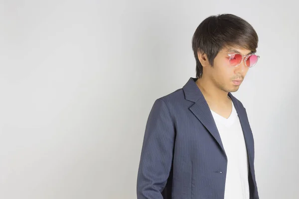 Πορτρέτο Ασίας Casual Επιχειρηματίας στο κοστούμι φορούν κόκκινα γυαλιά στο δεξί πλαίσιο — Φωτογραφία Αρχείου