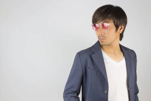 Porträtt asiatisk casual affärsman i kostym bära röda glasögon tittar på sidan — Stockfoto