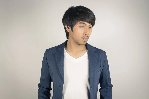 Porträtt asiatisk casual affärsman i kostym Titta nedan på grå bakgrund i Vintage Tone — Stockfoto