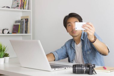 Asyalı Fotoğrafçı veya Freelancer Selfie veya Fotoğraf: Smartphone in Home Office