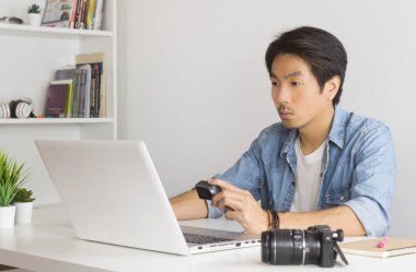 Asyalı Fotoğrafçı veya Freelancer İçişleri Bakanlığı 'nda Laptop ile Dosya Eylem Kamerasında Kontrol Ediyor