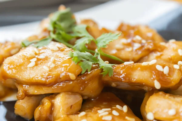 Poulet Frit Ail Poivre Coriandre Dans Plat Avec Lumière Naturelle — Photo