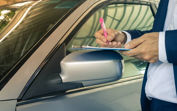 Ayakta Duran Asyalı Sigorta Ajansı veya Takım elbise sigortası Araba Kazası Raporu ve Zoom View 'daki Açık Hava Yeri' nde Araba Kazasından İnceleme