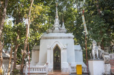 Phayao, Tayland - 1 Aralık 2019: Beyaz Ganesha Pagoda veya Doğal Işıklı Stupa