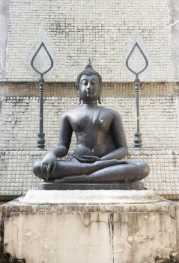 Phayao, Tayland - 1 Aralık 2019: Koyu gri Buda Heykeli Beyaz Beton Arkaplanda Taş Platformunda Doğal Işık