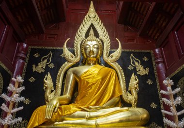 Phayao, Tayland - 8 Aralık 2019: Wood Pagoda 'daki Altın Buda Heykeli veya Tayland Sanat Arkaplanı Zoom Manzarası