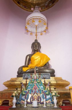 Phayao, Tayland - 8 Aralık 2019: Pagoda 'daki Metal Buda Heykeli veya Phayao Tayland' daki Analayo Tapınağı 'ndaki Stupa