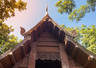 Phayao, Tayland - 8 Aralık 2019: Mavi Gök ve Orman Arkaplanı Tayland Orman Kilisesi