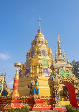 Phayao, Tayland - 31 Aralık 2019: Wat Phra Nang Din veya Phra Nang Din Tapınağındaki Altın Pagoda veya Stupa on Blue Sky Background