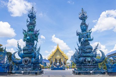 Chiangrai, Tayland - 7 Haziran 2020: Yeşil Tanrı ve Mavi Tanrı Lotus 'u Tutsun ve Mavi Tayland Kilisesi Wat Rong Suea 10 Tapınağında