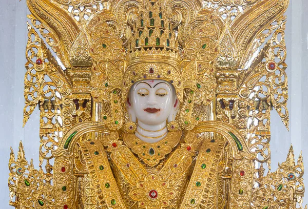 Phayao Thailandia Dicembre 2019 Statua Dio Bianco Indossa Abiti Oro — Foto Stock