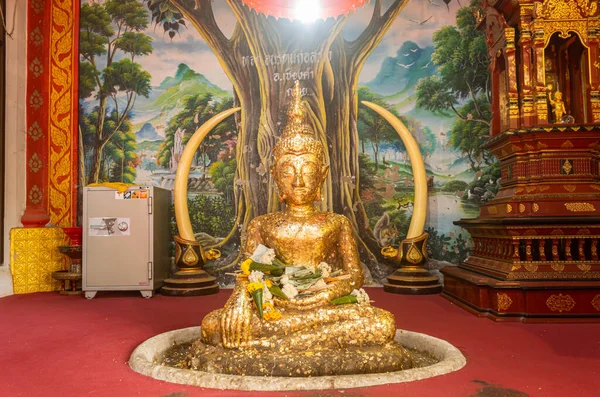 Phayao Thailandia Dicembre 2019 Statua Del Buddha Oro Sullo Sfondo — Foto Stock