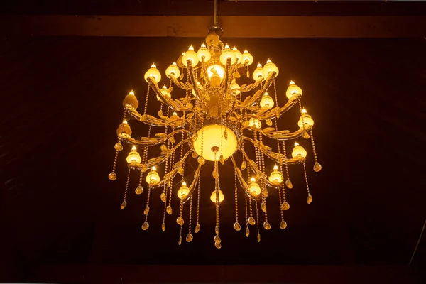 Oude Kristallen Kroonluchter Het Plafond Met Warm Licht Spinnenweb — Stockfoto
