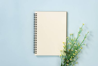 Mavi Pastel Minimalist Arkaplanda Alt Sağ 'da Çizgisiz Tür ve Beyaz Papatya Çiçekleriyle Spiral Not Defteri