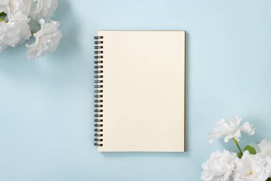 Mavi Pastel Minimalist Arkaplanda Üst Sol Köşe ve Sağ Alt Köşede Çizgisiz Not Defteri veya Bahar Defteri