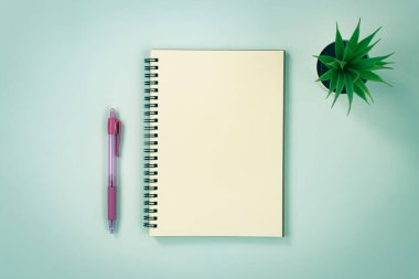 Çizgisiz Tür ve Ofis Bitkisi ve Mavi Pastel Minimalist Arkaplan Üzerine Kırmızı Kalem