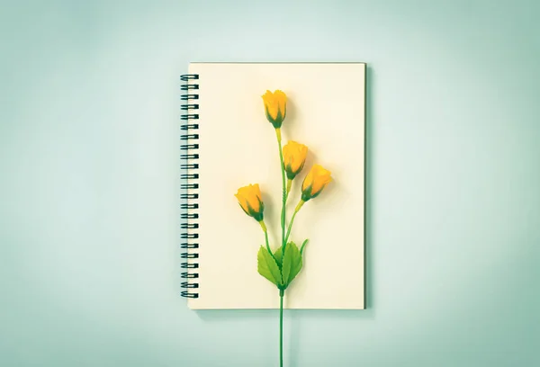 Spiral Notebook Spring Notebook Unlined Type Orange Flowers Center Blue — Stock Photo, Image