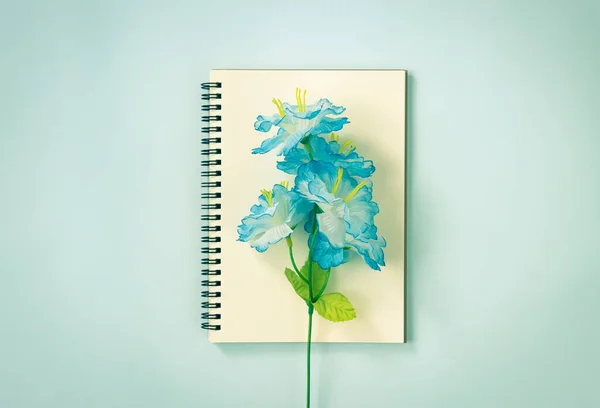 Spiral Notebook Eller Våren Anteckningsbok Ofodrad Typ Och Blå Blommor — Stockfoto