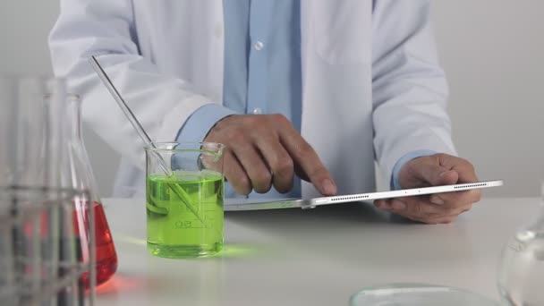 Young Scientist Man Lab Coat Touch Slide Zoom Tablet Zoeken — Stockvideo