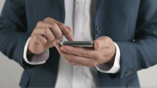 Mano Del Empresario Traje Pantalla Táctil Smartphone Empresario Jugando Smartphone — Vídeos de Stock